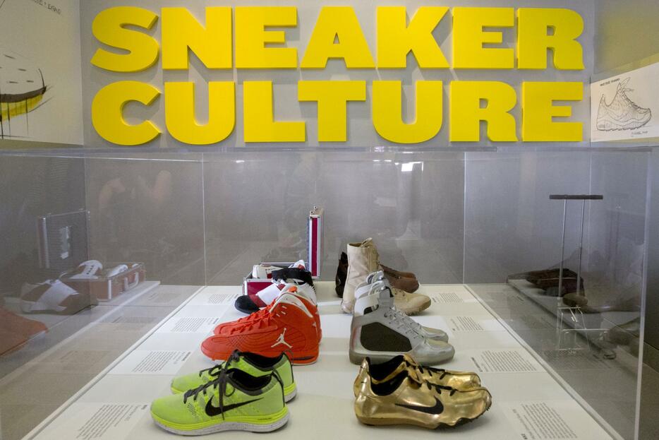 約150足のスニーカーが展示される「The Rise of Sneaker Culture」＝2015年7月8日（写真：ロイター/アフロ）