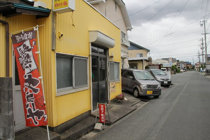 [写真]住宅地にぽつりと立つ餃子の店かず