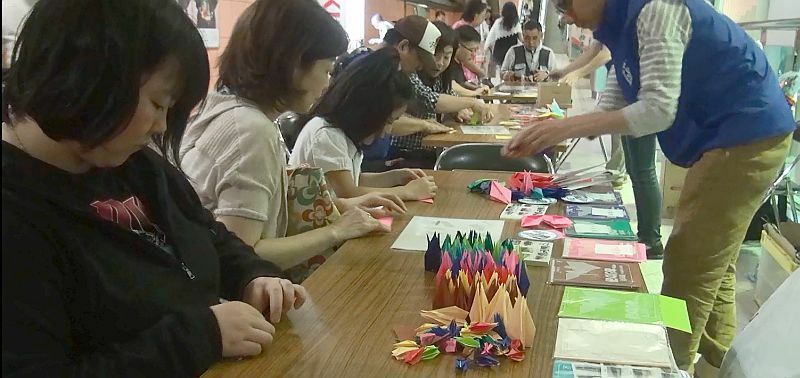 [写真]平和への願いを込め多くの地下鉄利用者が折り鶴制作に協力=5日午後3時半ごろ、大阪市中央区で