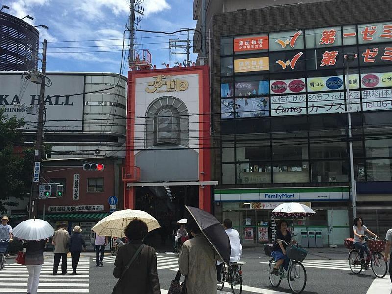 [写真]青空のもと日差しが強く日傘などが手放せない＝13日正午ごろ、大阪市東住吉区で