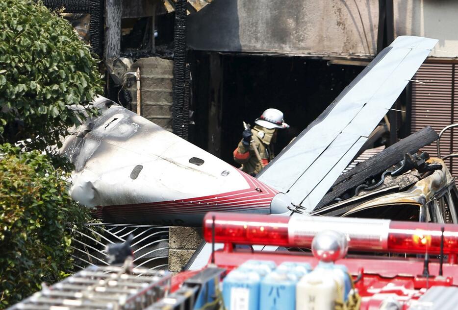 墜落した軽飛行機の尾翼。飛行機が裏返っているのがわかる＝2015年7月26日（写真：ロイター/アフロ）