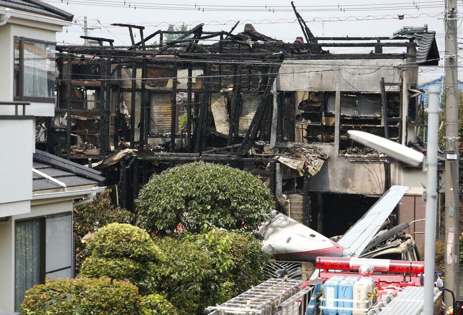 軽飛行機が墜落した住宅はほぼ全焼。骨組みなどしか残っていない＝2015年7月26日（写真：ロイター/アフロ）