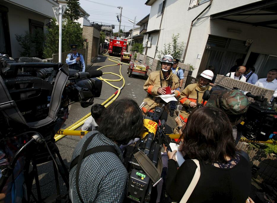 現場に駆けつけた報道陣。調布飛行場近くの住宅街の真ん中に墜落＝2015年7月26日（写真：ロイター/アフロ）