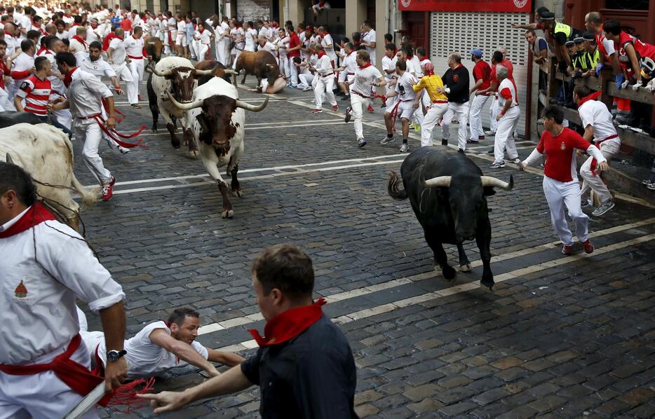 勢い良く疾走する牛＝2015年7月7日（写真：ロイター/アフロ）