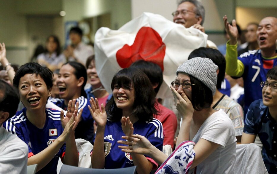 日本の得点を喜ぶサポーター＝2015年7月5日（写真：ロイター/アフロ）