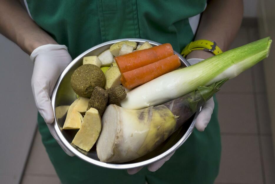 果物などが入った特製のエサ＝2015年6月30日（写真：ロイター/アフロ）