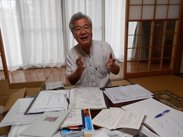 [写真]資料を整理しながら「自決事件をきちんと調べて足元で戦争を考えるきっかけにしたい」と話す村山隆さん
