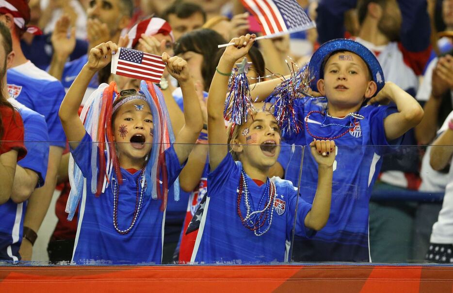 アメリカ代表を応援する子どもたち＝2015年7月1日（写真：USA TODAY Sports/アフロ）