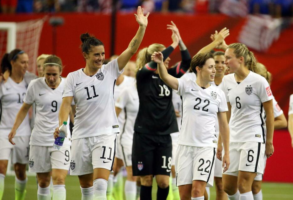 試合終了後、サポーターの声援に手を振るアメリカ代表＝2015年7月1日（写真：USA TODAY Sports/アフロ）