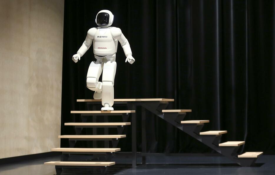 二足歩行ロボット「ASIMO」は階段の昇り降りも可能＝2014年7月16日（写真：ロイター/アフロ）