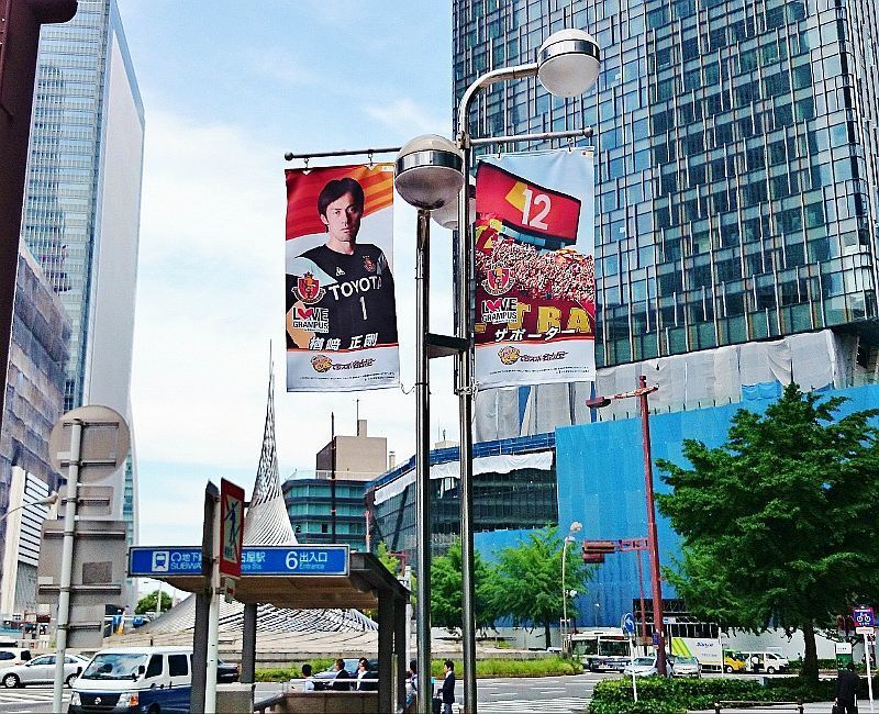 [写真]名古屋駅周辺での街路灯バナー掲出　(c)N.G.E