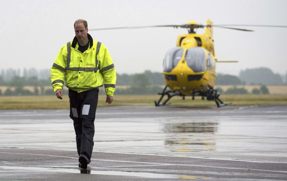救急ヘリの操縦士として任務を開始したウィリアム王子＝2015年7月13日（写真：代表撮影/ロイター/アフロ）