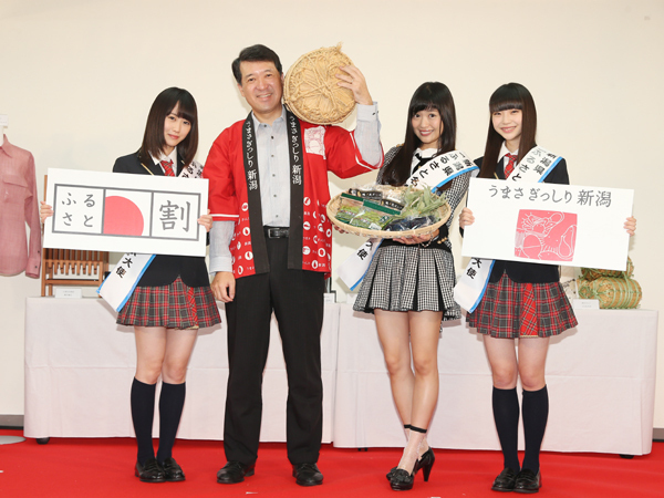 [画像]「新潟ふるさと名物商品PR大使」に就任した「NGT48」の北原里英、西潟茉莉奈、荻野由佳と泉田裕彦新潟県知事