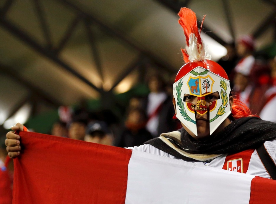 国章をあしらったかぶとを着けるペルーファン＝2015年6月25日（写真：ロイター/アフロ）