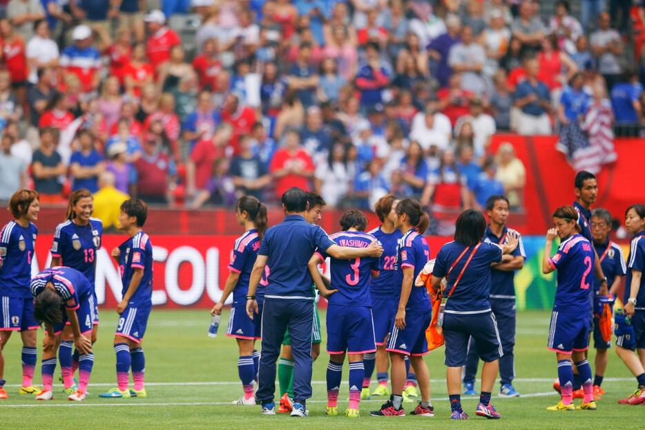 試合終了後、支えられる守備の要・岩清水梓＝2015年7月5日（写真：中西祐介/アフロスポーツ）