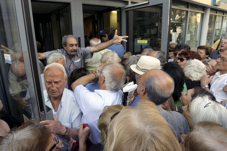 銀行に詰め寄せる老人＝2015年7月2日（写真：ロイター/アフロ）