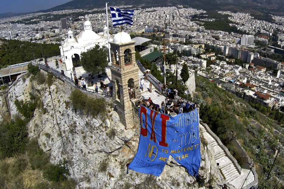 観光地「リカヴィトスの丘」に掲げられたOXI（反対）の旗＝2015年7月2日（写真：ロイター/アフロ）