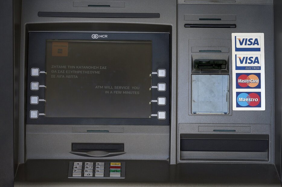 資本規制によって使えなくなったATM＝2015年7月2日（写真：ロイター/アフロ）