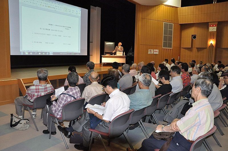 [写真]開高健さんの「社会性と気配り」の相関性に関して言及する作花済夫さん