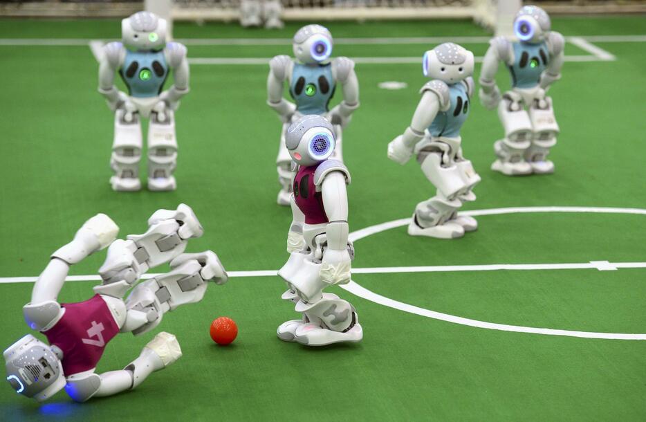 ボールを奪い合うロボット＝2015年7月19日（写真：ロイター/アフロ）
