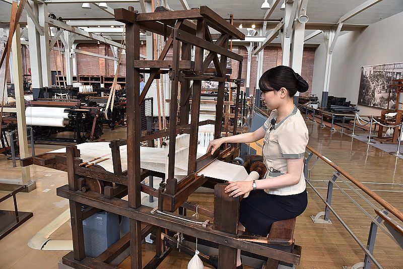 [写真]1890年、豊田佐吉が23歳の時に発明した「豊田式木製人力織機」。スタッフが実際に機械を動かしながら日本語や英語で説明してくれる