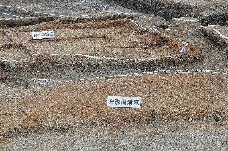 [写真]溝で囲んだ内部に埋葬する方形周溝墓