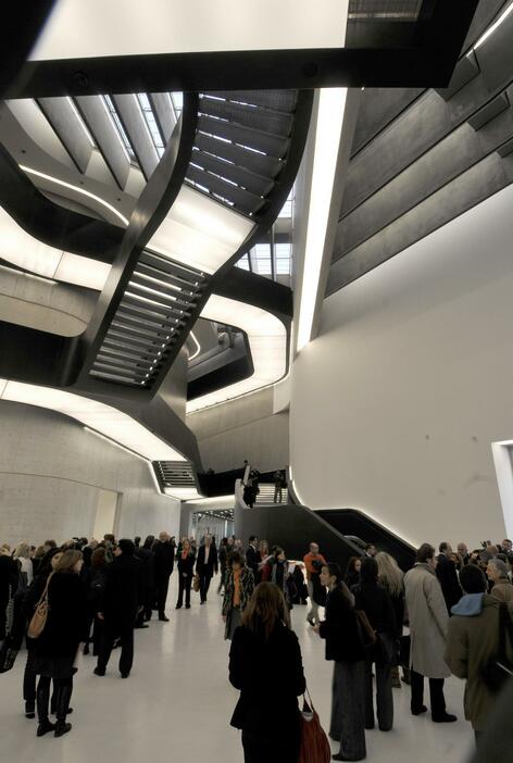 イタリア国立21世紀美術館「MAXXI」内部＝2009年11月12日（写真：Rex Features/アフロ）