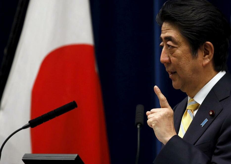 [写真][写真]2015年5月14日、安全保障関連法案を閣議決定した安倍首相が会見した（ロイター/アフロ）