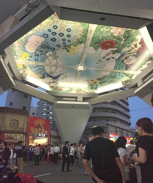[写真]免震工事を終え、初代にあった天井画も復刻した通天閣＝3日午後7時20分ごろ、大阪市浪速区で