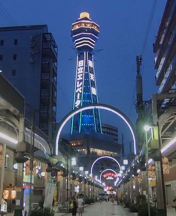 [写真]夜になりネオンが点灯した通天閣＝3日午後7時半ごろ、大阪市浪速区で