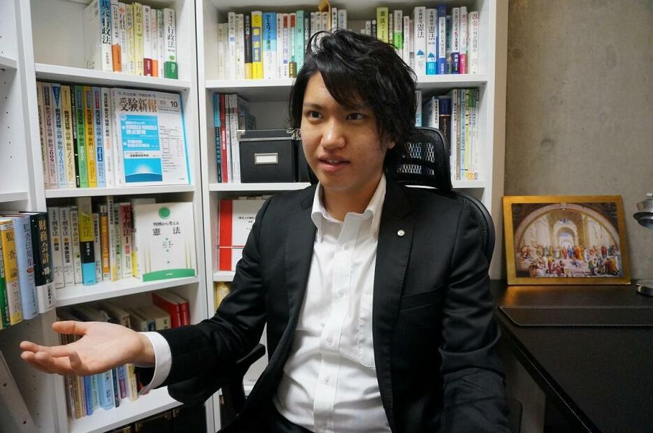 [写真]「サムの息子法」について解説する伊藤たける弁護士