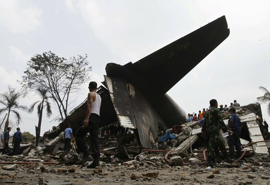 墜落した輸送機の尾部の残骸＝2015年6月30日（写真：ロイター/アフロ）