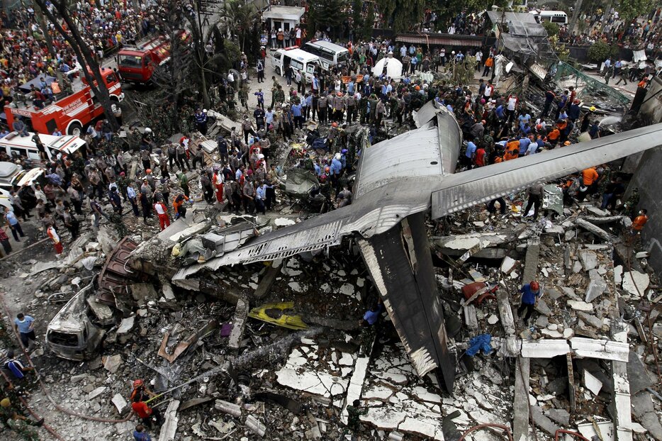 スマトラ島北部の都市メダンに墜落し、炎上した空軍輸送機「C-130ハーキュリーズ」＝2015年6月30日（写真：ロイター/アフロ）