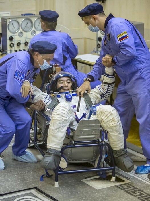 宇宙服を着てチェックを受ける油井さん＝2015年7月22日（写真：ロイター/アフロ）