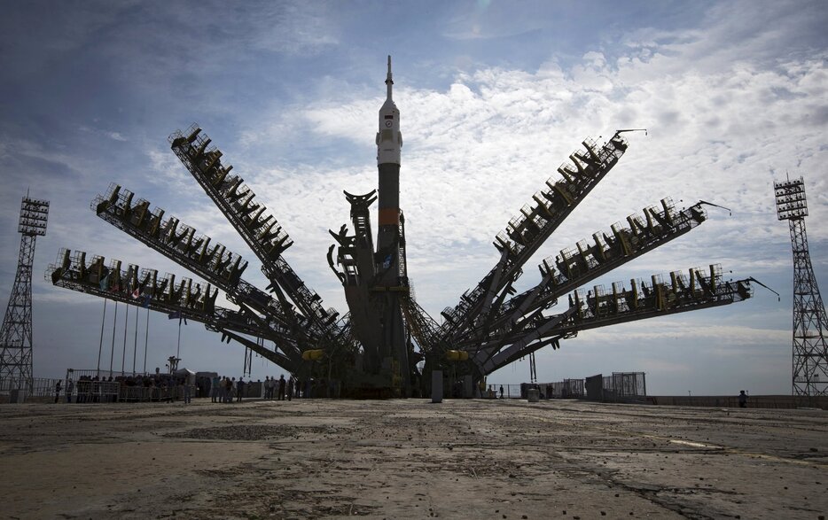 発射台に設置され、垂直にそびえ立つソユーズロケット＝2015年7月20日（写真：ロイター/アフロ）