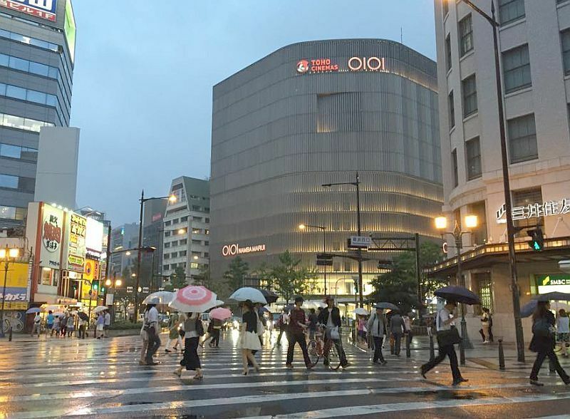 [写真]大阪市内は日中雨に見舞われ、夜も引き続き降り続いている＝4日午後7時10分ごろ、大阪市中央区で