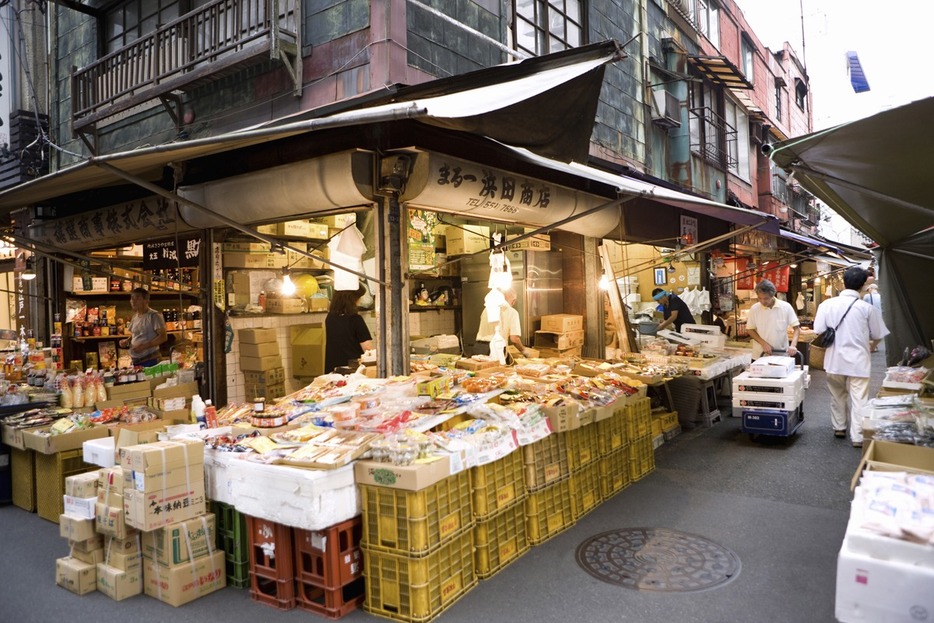 築地場外市場。300店舗が軒を連ねる食料品卸の問屋街（写真：アフロ）