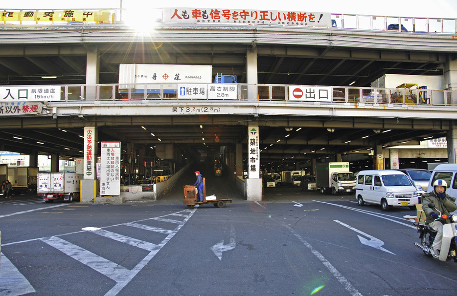 築地市場の入口（写真：アフロ）