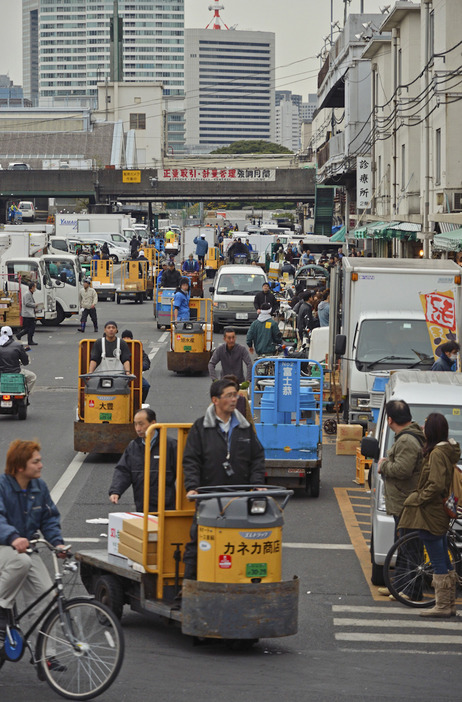 たくさんのターレットトラックが行き交う（写真：アフロ）