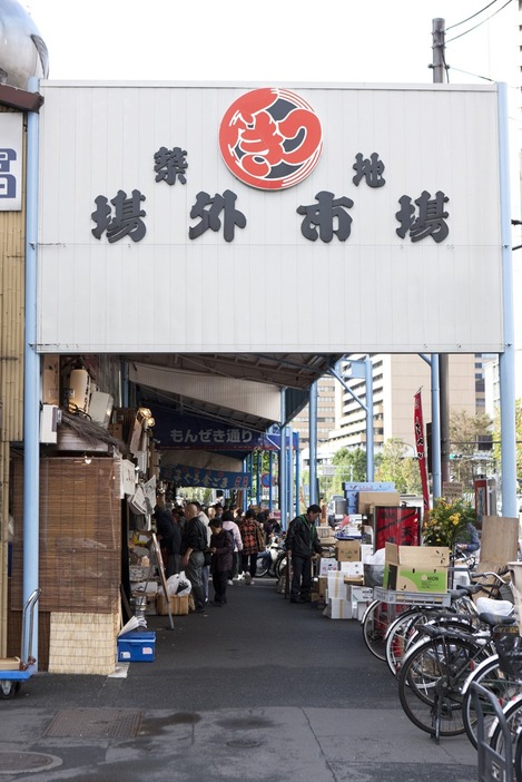 観光客らでにぎわう築地場外市場（写真：アフロ）