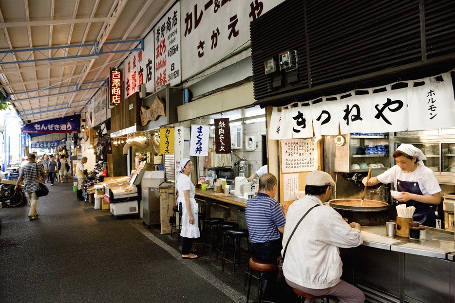 場外市場のもんぜき通りには飲食店が並ぶ（写真：アフロ）