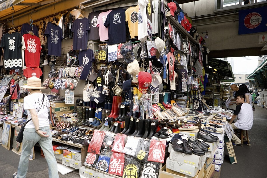 観光客に向けた場外市場の売店（写真：アフロ）