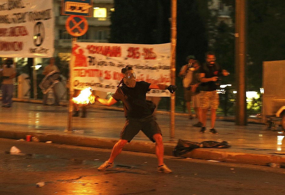 火炎瓶を投げつける若者＝2015年7月15日（写真：ロイター/アフロ）