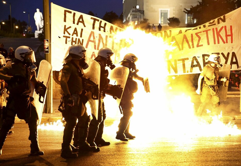 デモ参加者の一部が暴徒化。警官隊に投げつけられた火炎瓶が爆発＝2015年7月15日（写真：ロイター/アフロ）