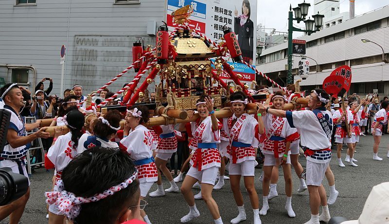 [写真]JR天満駅前でも元気いっぱいのギャルみこし