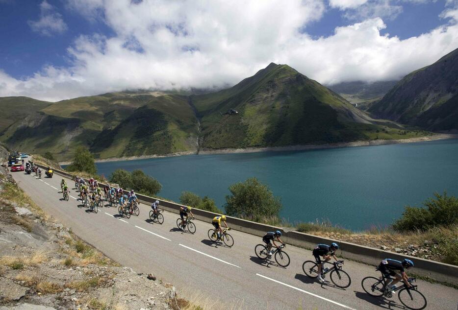 第20ステージではアルプス山脈を疾走＝2015年7月25日（写真：ロイター/アフロ）