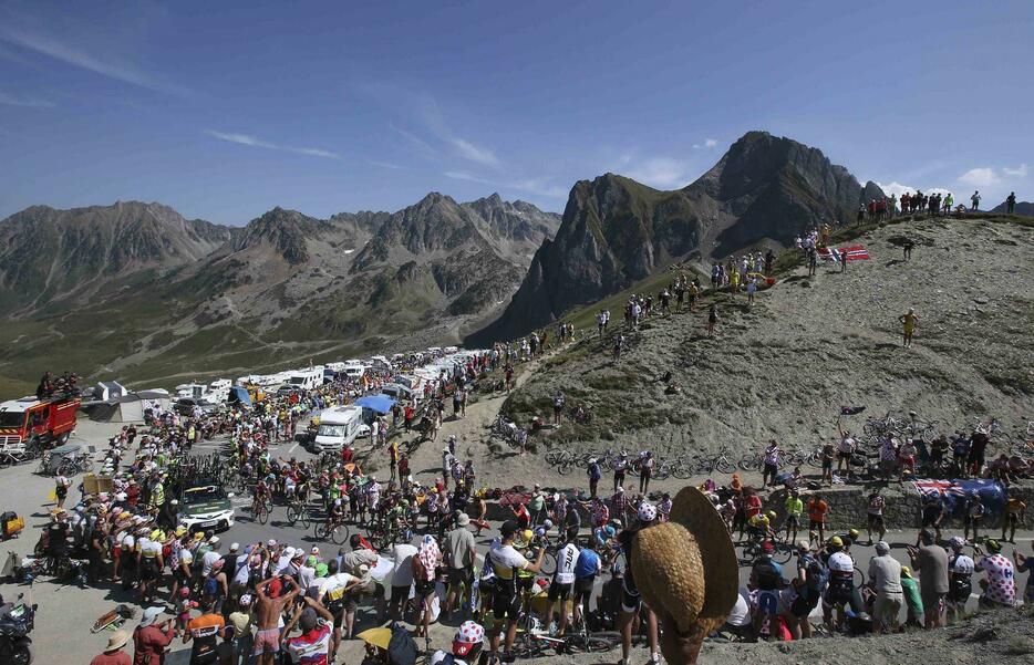 第11ステージ。ピレネー山脈でレースを応援する人々＝2015年7月15日（写真：ロイター/アフロ）