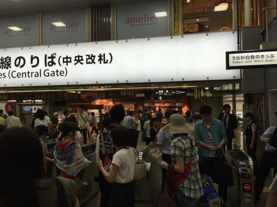 ［写真］大阪環状線の運転は再開されたが、混乱は続いている＝18日午後12時半ごろ、大阪市天王寺区で