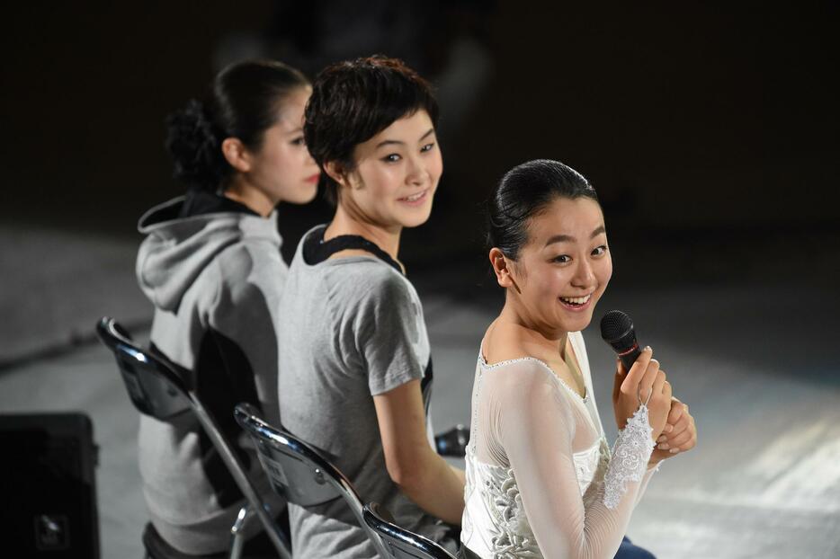 マイクを持つ浅田真央。村上佳菜子（中央）はベリーショートに＝2015年7月22日（写真：アフロスポーツ）