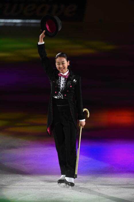 帽子をとって観客にこたえる浅田真央＝2015年7月22日（写真：アフロスポーツ）